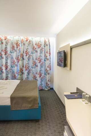 Отель MPM Hotel Orel - Ultra All Inclusive Солнечный Берег Двухместный номер с 2 отдельными кроватями и балконом (для 2 взрослых) — Бесплатный доступ на пляж-5